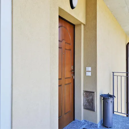 Simplistic In With Balcony Terrace Dervio
