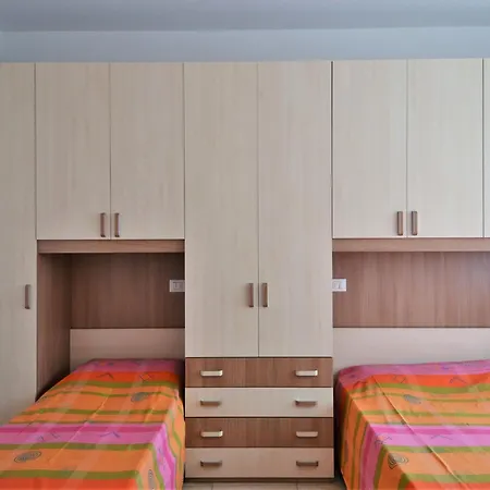 Simplistic In With Balcony Terrace Apartman Dervio