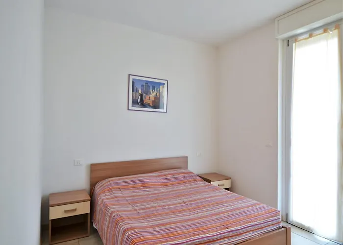 公寓 Simplistic In With Balcony Terrace *