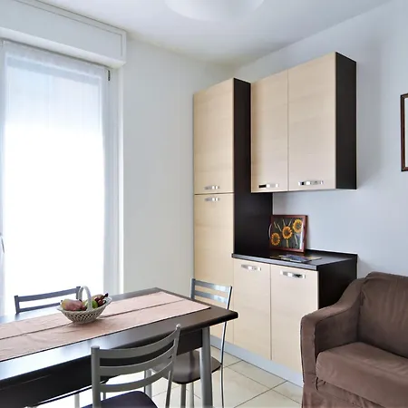 Simplistic In With Balcony Terrace Apartmán