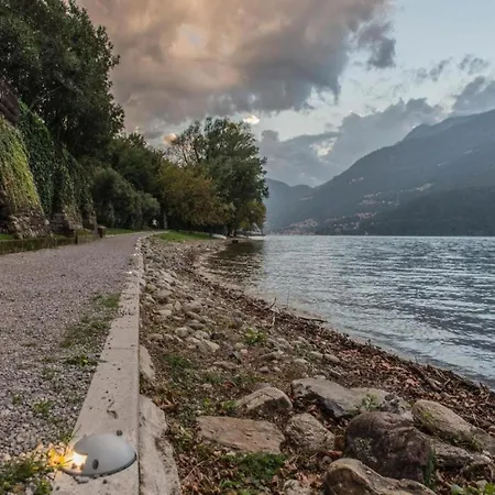 Simplistic In With Balcony Terrace Apartmán Dervio