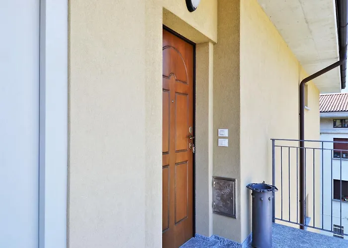 Simplistic In With Balcony Terrace * Ντέρβιο