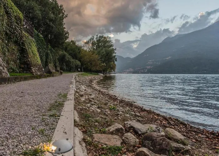 Simplistic In With Balcony Terrace Lejlighed Dervio